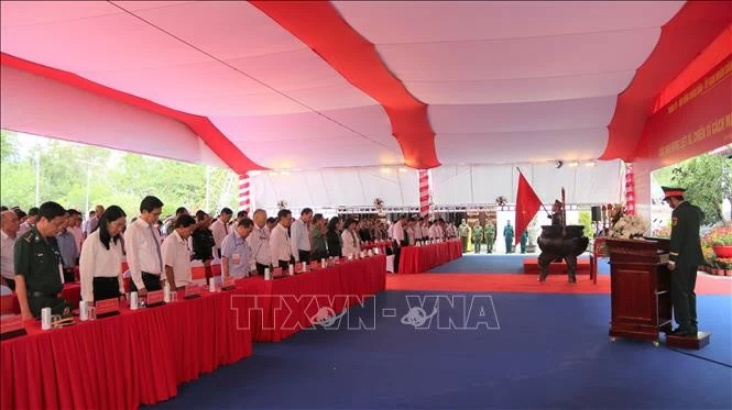 Các đại biểu dành phút mặc niệm anh hùng liệt sĩ và đồng bào yêu nước. (Nguồn: TTXVN)