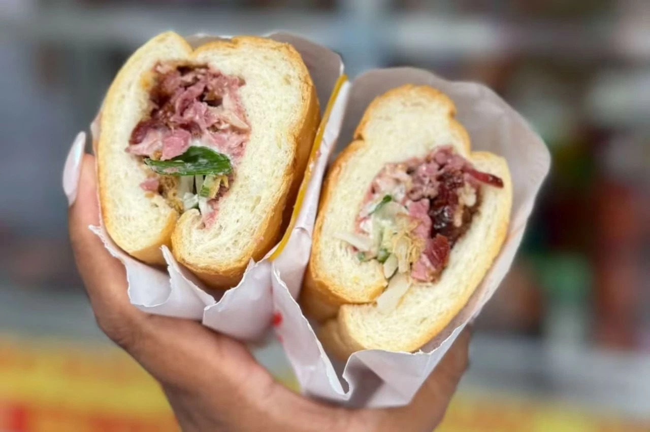 Bánh mì - món ăn đầy hấp dẫn đối với du khách quốc tế. (Ảnh: Travel & Leisure)
