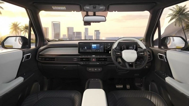 Khoang cabin Kia Syros EV mang phong c&aacute;ch hiện đại với cụm m&agrave;n h&igrave;nh Trinity 30 inch trải d&agrave;i tr&ecirc;n bảng t&aacute;p-l&ocirc;.