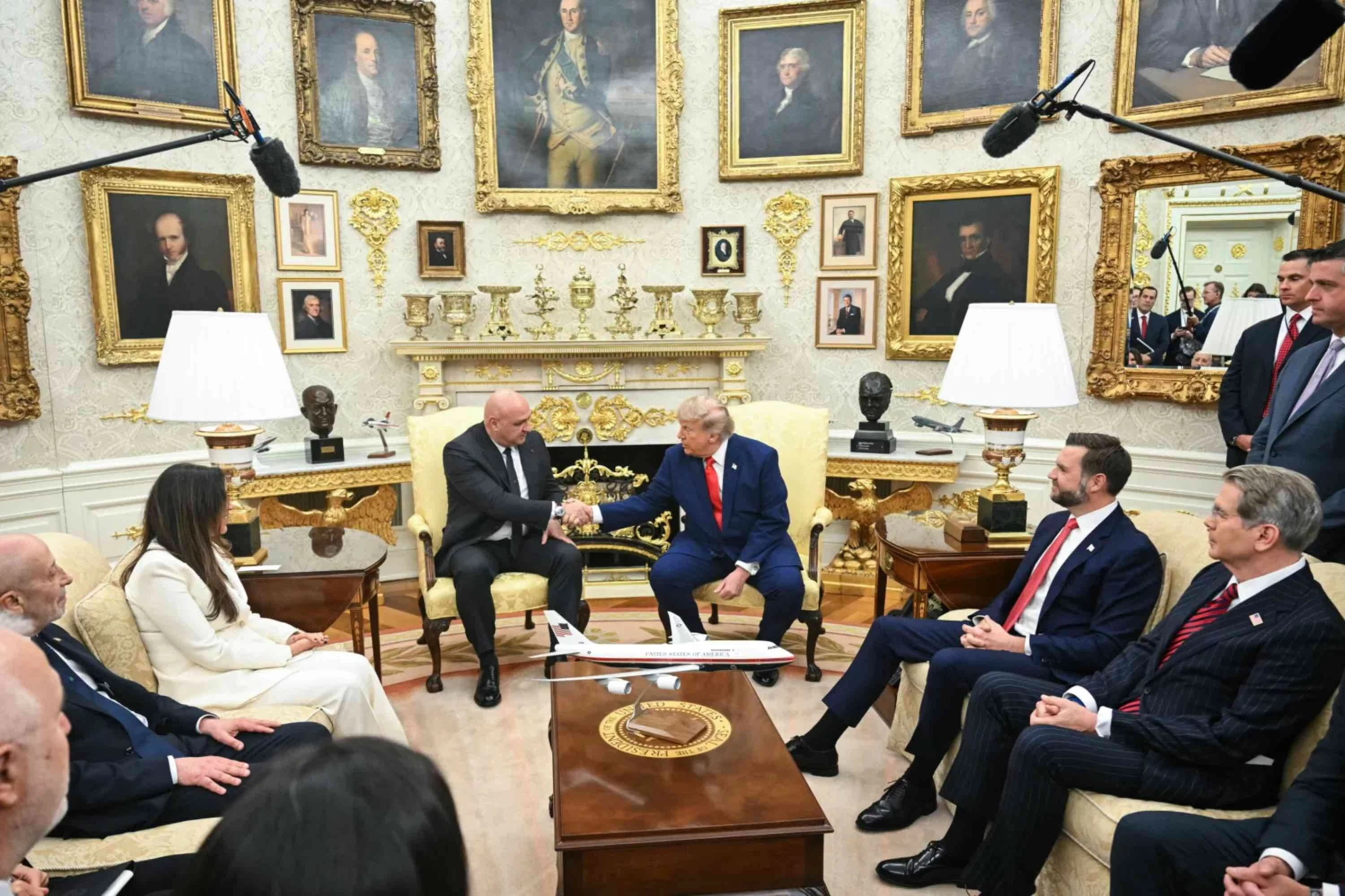 Donald Trump bắt tay Tổng thống Joseph Aoun tại Phòng Bầu dục của White House vào thứ Ba, 21/7. (Nguồn: Getty Images) Donald Trump bắt tay Tổng thống Joseph Aoun tại Phòng Bầu dục của White House vào thứ Ba, 21/7. (Nguồn: Getty Images)