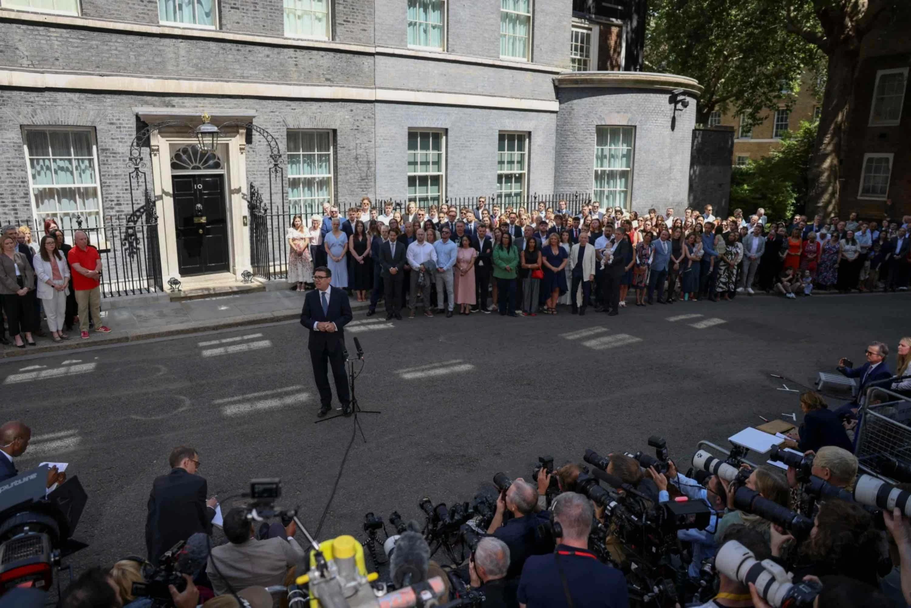 Andy Burnham, Thủ tướng thứ bảy của United Kingdom trong vòng một thập kỷ, phát biểu trước số 10 Phố Downing ở London vào thứ Hai, 20/7. Vị tân Thủ tướng quyết định từ bỏ nghi thức quen thuộc của những người tiền nhiệm khi không sử dụng bục phát biểu và máy nhắc chữ, thay vào đó nói trực tiếp qua một chiếc micro. (Nguồn: CNN) Andy Burnham, Thủ tướng thứ bảy của United Kingdom trong vòng một thập kỷ, phát biểu trước số 10 Phố Downing ở London vào thứ Hai, 20/7. Vị tân Thủ tướng quyết định từ bỏ nghi thức quen thuộc của những người tiền nhiệm khi không sử dụng bục phát biểu và máy nhắc chữ, thay vào đó nói trực tiếp qua một chiếc micro. (Nguồn: CNN)