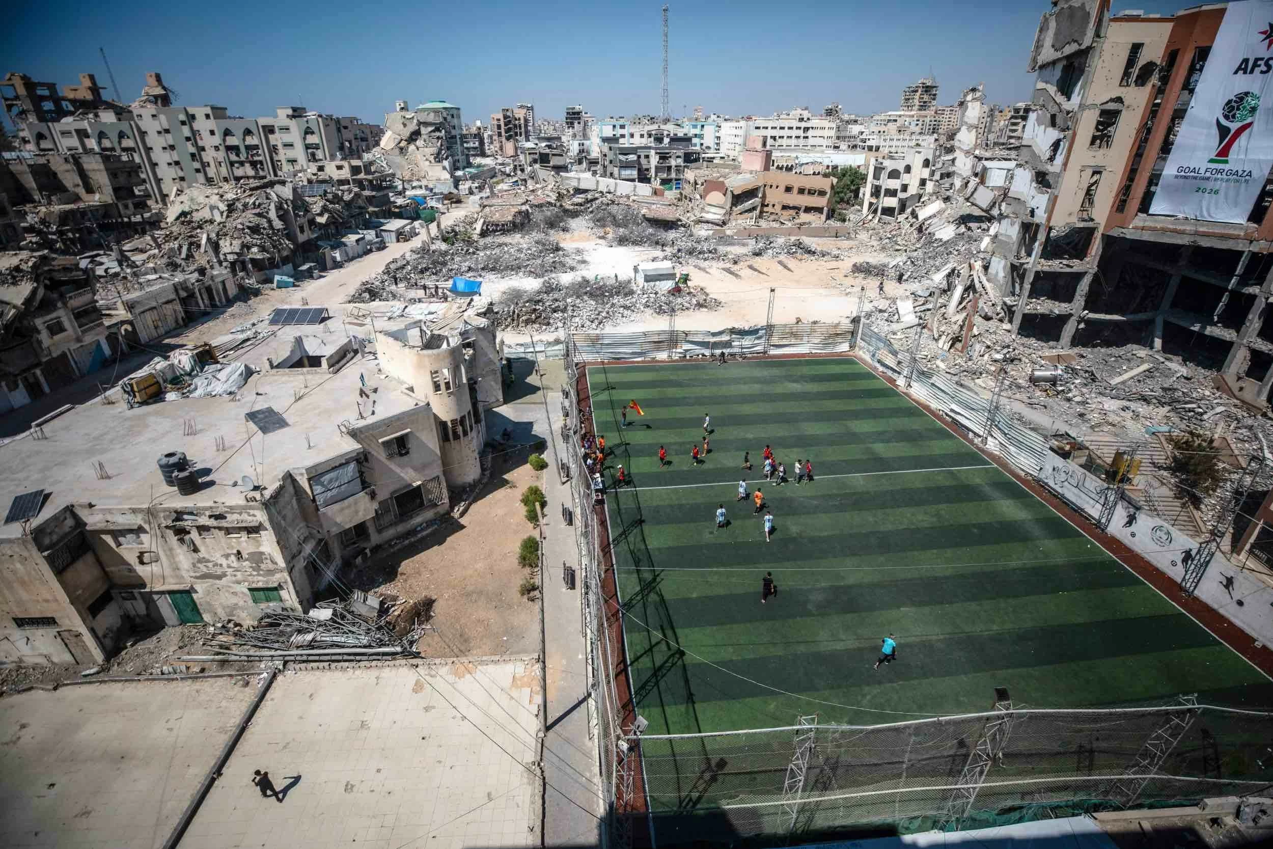 Những người Palestine bị cụt chi tham gia một trận bóng đá lấy cảm hứng từ trận chung kết FIFA World Cup giữa Spain và Argentina giữa đống đổ nát ở Gaza City. Nhiều người Palestine đã cổ vũ đội tuyển Tây Ban Nha trong trận chung kết, bởi Thủ tướng Pedro Sánchez đã nhiều lần chỉ trích mạnh mẽ chiến dịch quân sự của Israel tại Gaza. (Nguồn: EPA) Những người Palestine bị cụt chi tham gia một trận bóng đá lấy cảm hứng từ trận chung kết FIFA World Cup giữa Spain và Argentina giữa đống đổ nát ở Gaza City. Nhiều người Palestine đã cổ vũ đội tuyển Tây Ban Nha trong trận chung kết, bởi Thủ tướng Pedro Sánchez đã nhiều lần chỉ trích mạnh mẽ chiến dịch quân sự của Israel tại Gaza. (Nguồn: EPA)