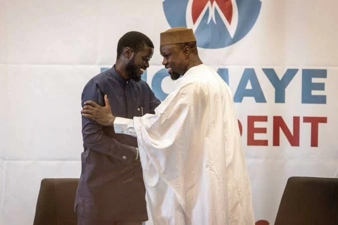Tổng thống Senegal Bassirou Diomaye Faye (trái) và cựu Thủ tướng Ousmane Sonko khi còn sát cánh trong phong trào cải cách đưa liên minh của họ giành chiến thắng tại cuộc bầu cử năm 2024. (Nguồn: Powers of Africa) Tổng thống Senegal Bassirou Diomaye Faye (trái) và cựu Thủ tướng Ousmane Sonko khi còn sát cánh trong phong trào cải cách đưa liên minh của họ giành chiến thắng tại cuộc bầu cử năm 2024. (Nguồn: Powers of Africa)
