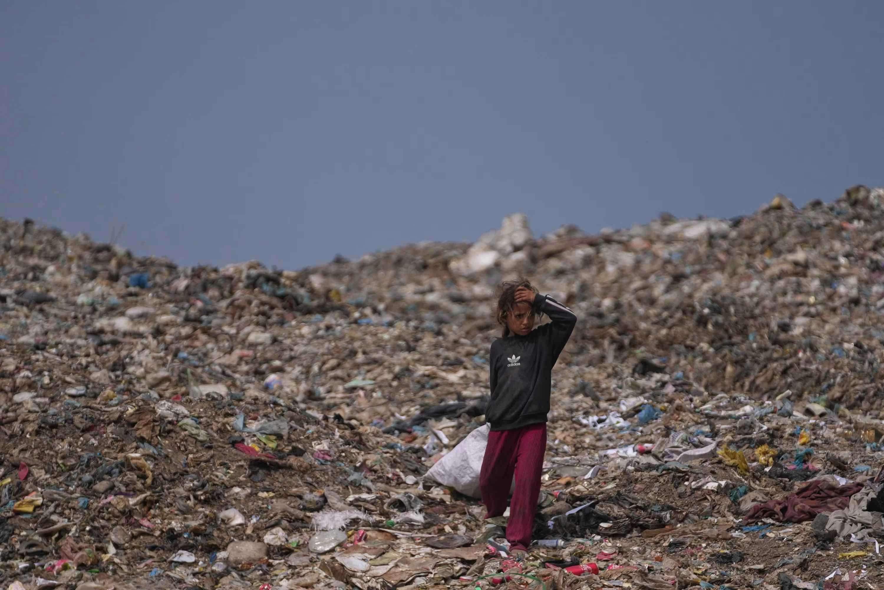 Một bé gái Palestine tìm kiếm những vật dụng còn có thể tái sử dụng tại một bãi rác. Trong tuần này, Bộ trưởng Quốc phòng và Bộ trưởng Tài chính Israel đã công bố kế hoạch xây dựng ba khu định cư mới trái phép ở Gaza, đồng thời dành hơn 400 triệu USD (khoảng 300 triệu bảng Anh) để mở rộng các khu định cư tại khu vực West Bank bị chiếm đóng. Cùng thời điểm, chỉ huy quân sự Israel phụ trách khu vực này đã ca ngợi các tiền đồn định cư bạo lực là những Ảnh ấn tượng: Mỹ-Lebanon dần 'phá băng', Anh có tân Thủ tướng, gian lận thi cử tại Ấn Độ, màn ăn mừng gây tranh cãi của ông Trump