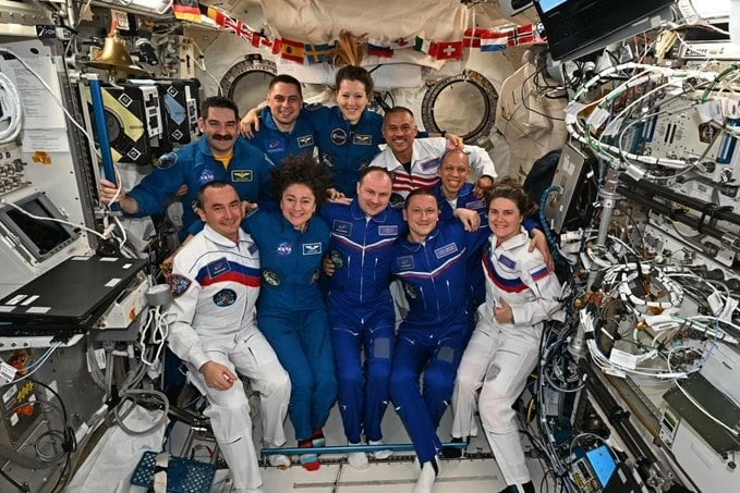 Phi hành đoàn trên Trạm Vũ trụ Quốc tế (ISS) trước khi chia tay các thành viên Soyuz 74S. (Nguồn: 