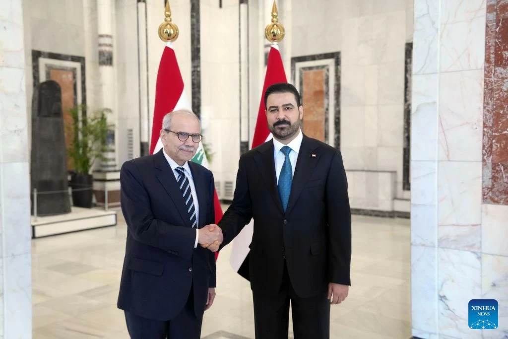 Thủ tướng Lebanon Nawaf Salam (trái) và Thủ tướng Iraq Ali Al Zaidi trao đổi tại Baghdad về hợp tác kinh tế, năng lượng cùng các tuyến xuất khẩu dầu mỏ mới trong bối cảnh khu vực còn nhiều bất ổn. (Nguồn: Tân Hoa xã) Thủ tướng Lebanon Nawaf Salam (trái) và Thủ tướng Iraq Ali Al Zaidi trao đổi tại Baghdad về hợp tác kinh tế, năng lượng cùng các tuyến xuất khẩu dầu mỏ mới trong bối cảnh khu vực còn nhiều bất ổn. (Nguồn: Tân Hoa xã)