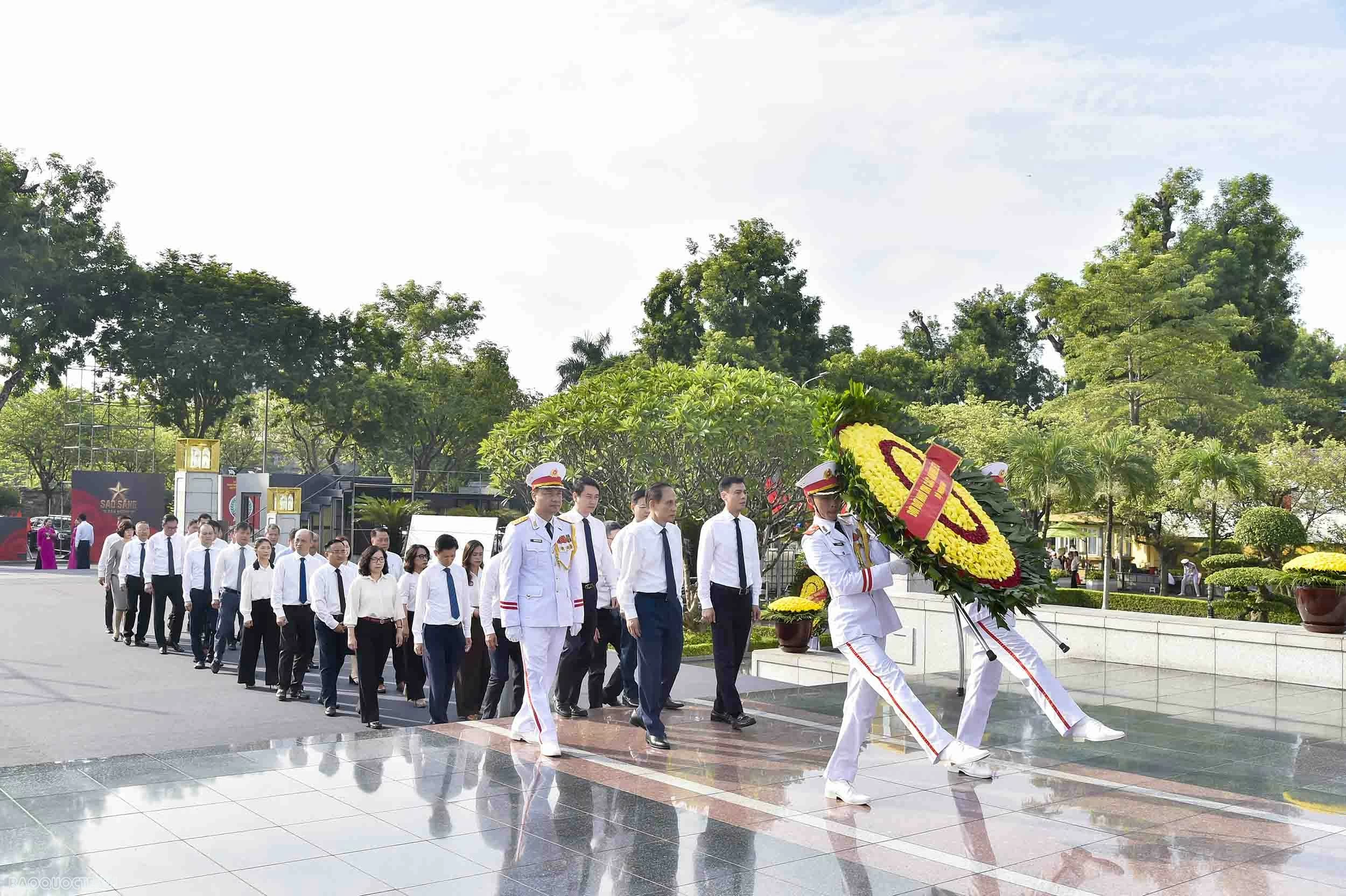 Bộ trưởng Ngoại giao Lê Hoài Trung dâng hương tưởng niệm các Anh hùng liệt sĩ Bộ Ngoại giao dâng hương tưởng niệm các Anh hùng liệt sĩ