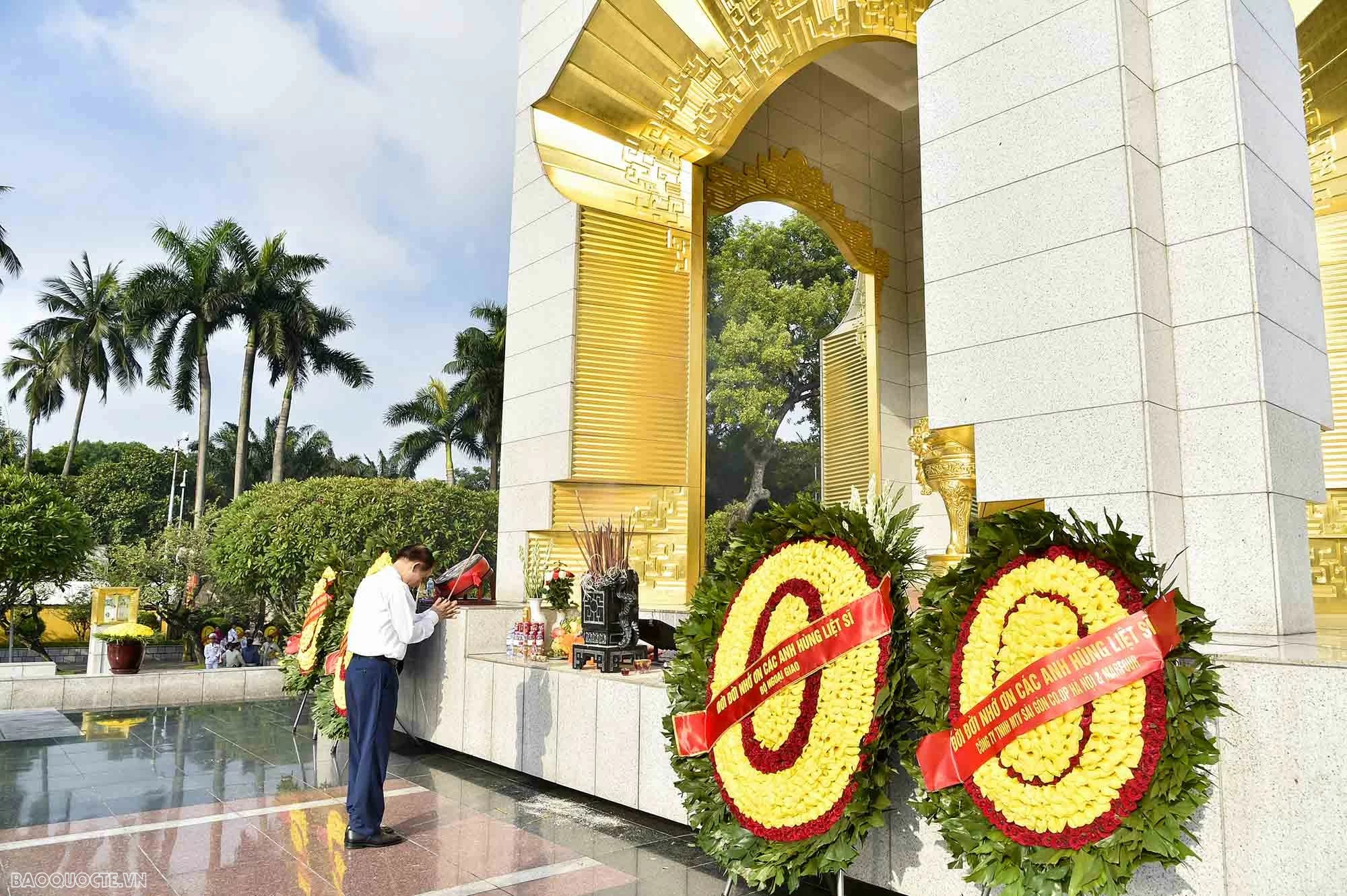 Bộ trưởng Ngoại giao Lê Hoài Trung dâng hương tưởng niệm các Anh hùng liệt sĩ Bộ Ngoại giao dâng hương tưởng niệm các Anh hùng liệt sĩ