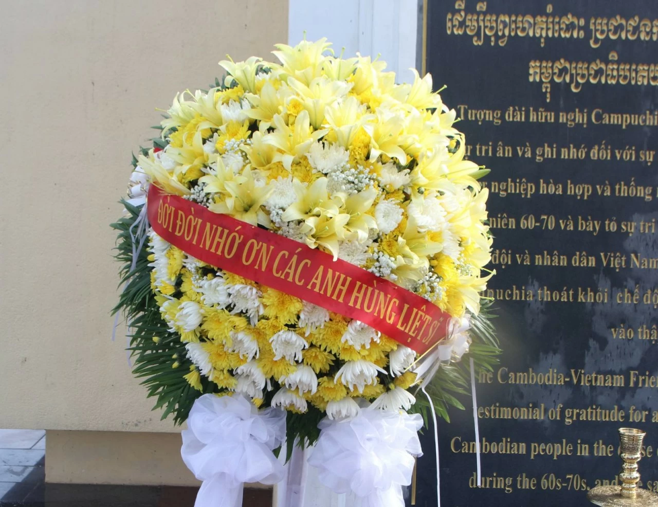 Lễ dâng hương kỷ niệm 79 năm Ngày Thương binh - Liệt sĩ tại thủ đô Phnom Penh, Campuchia Lễ dâng hương kỷ niệm 79 năm Ngày Thương binh - Liệt sĩ tại thủ đô Phnom Penh, Campuchia