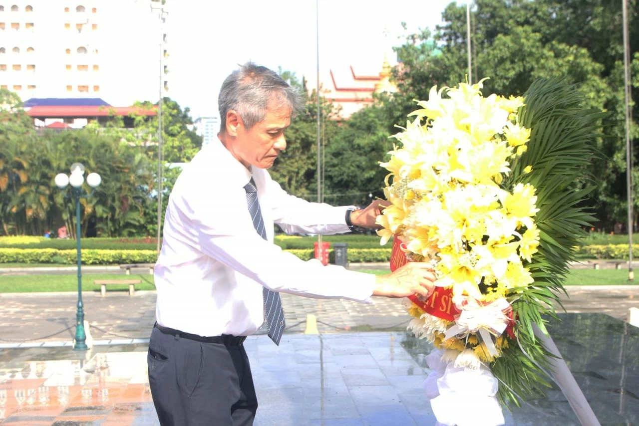 Lễ dâng hương kỷ niệm 79 năm Ngày Thương binh - Liệt sĩ tại thủ đô Phnom Penh, Campuchia Lễ dâng hương kỷ niệm 79 năm Ngày Thương binh - Liệt sĩ tại thủ đô Phnom Penh, Campuchia