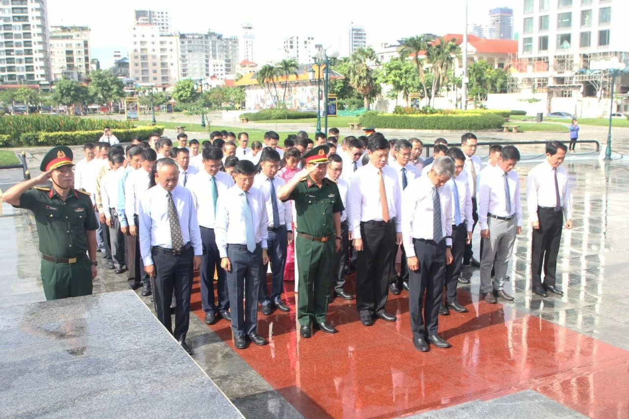 Lễ dâng hương kỷ niệm 79 năm Ngày Thương binh - Liệt sĩ tại thủ đô Phnom Penh, Campuchia Lễ dâng hương kỷ niệm 79 năm Ngày Thương binh - Liệt sĩ tại thủ đô Phnom Penh, Campuchia