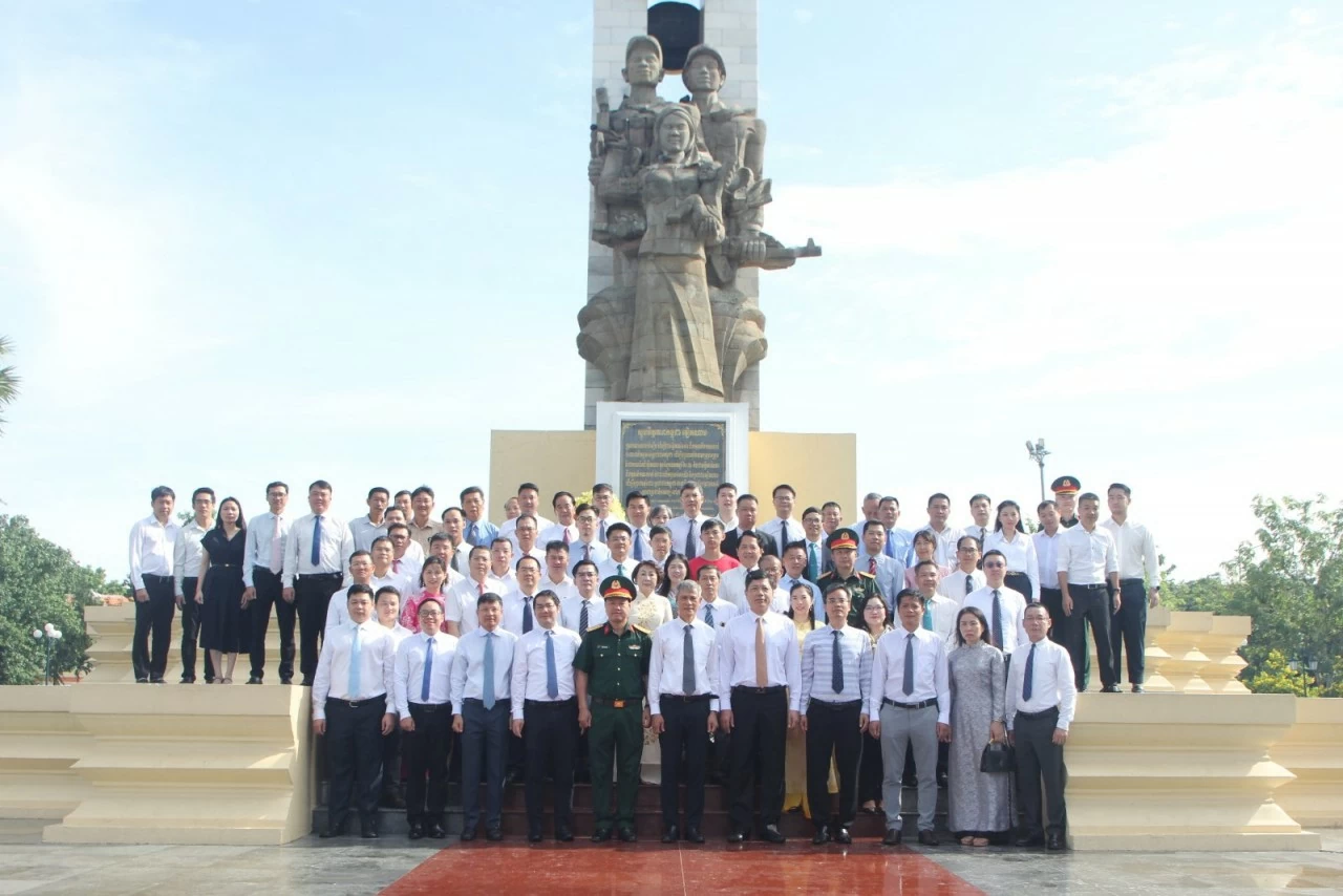 Lễ dâng hương kỷ niệm 79 năm Ngày Thương binh - Liệt sĩ tại thủ đô Phnom Penh, Campuchia Lễ dâng hương kỷ niệm 79 năm Ngày Thương binh - Liệt sĩ tại thủ đô Phnom Penh, Campuchia