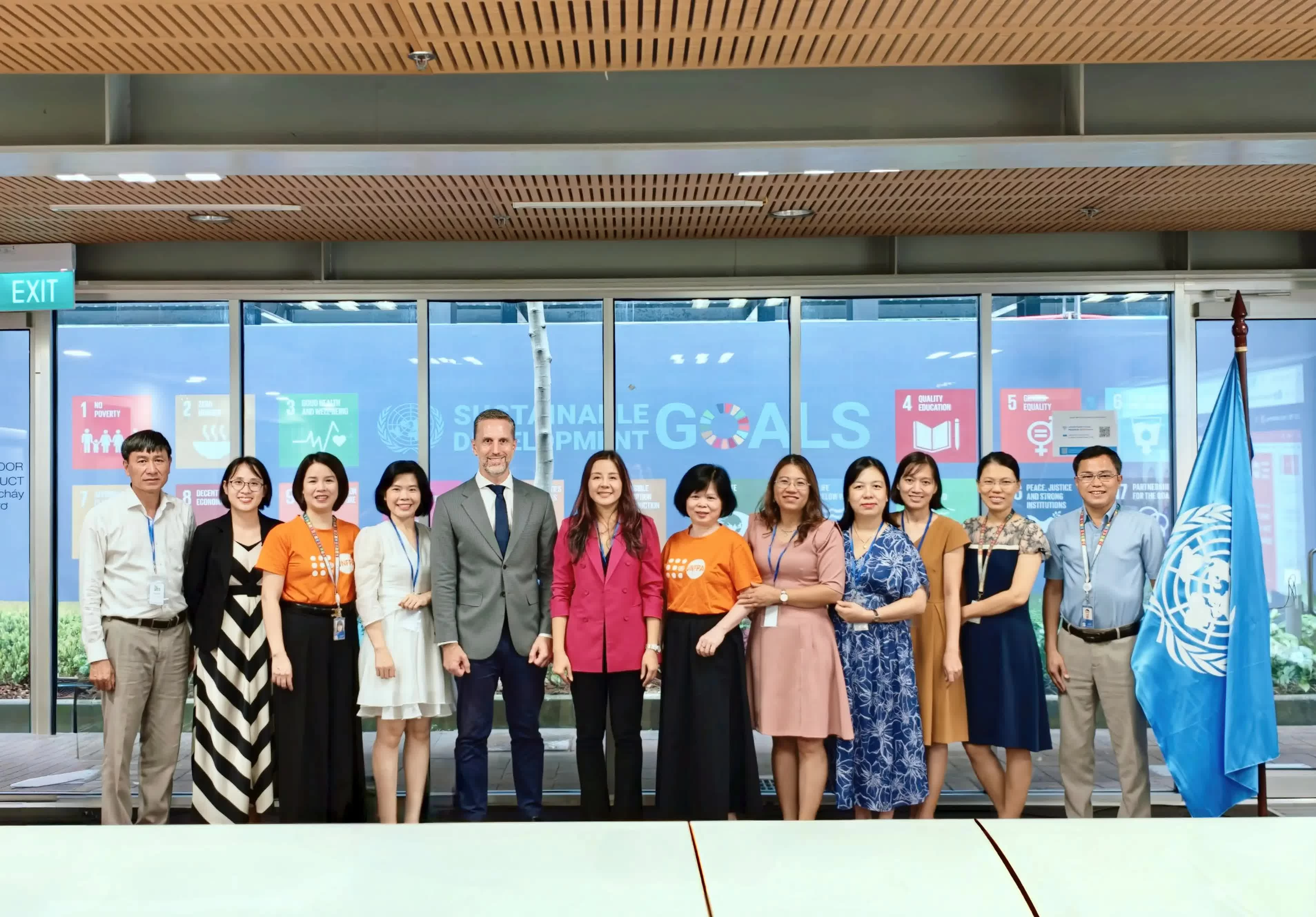 Đại diện UNFPA Việt Nam, Công ty TNHH Organon Việt Nam chụp ảnh lưu niệm. (Nguồn: UNFPA) 