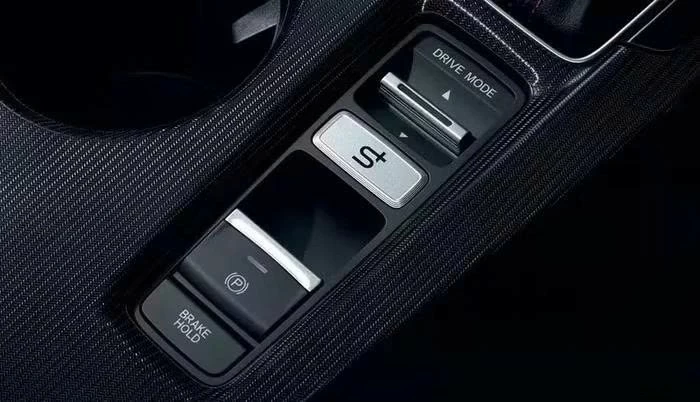 S+ Shift hoạt động thông qua 8 cấp số giả lập được điều khiển bằng lẫy sau vô-lăng. 