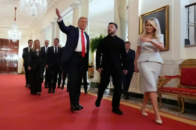 Tổng thống Mỹ Donald Trump (trái) đón Tổng thống Ukraine Volodymyr Zelensky trong một cuộc gặp trước đây. (Nguồn: Al Jazeera)