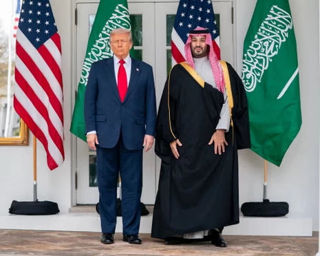 Tổng thống Mỹ Donald Trump và Thái tử kiêm Thủ tướng Saudi Arabia Mohammed bin Salman tại Nhà Trắng hồi tháng 11/2025. Thỏa thuận hợp tác hạt nhân giữa Washington và Riyadh được đánh giá là bước ngoặt quan trọng trong quan hệ song phương, đồng thời làm dấy lên nhiều tranh luận về tác động đối với cán cân chiến lược Trung Đông. (Nguồn: The Guardian)
