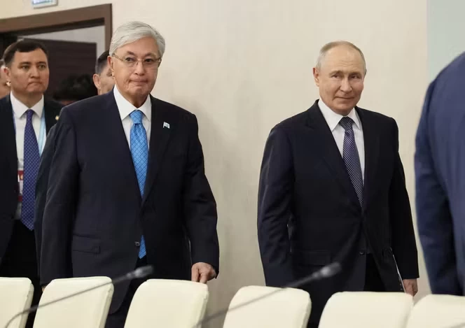 Tổng thống Kazakhstan Kassym-Jomart Tokayev và Tổng thống Nga Vladimir Putin trong một cuộc gặp song phương ngày 25/7, khi Astana tiếp tục theo đuổi chính sách đối ngoại cân bằng và thúc đẩy các sáng kiến đối thoại liên quan cuộc xung đột Ukraine. (Nguồn: Le Monde)