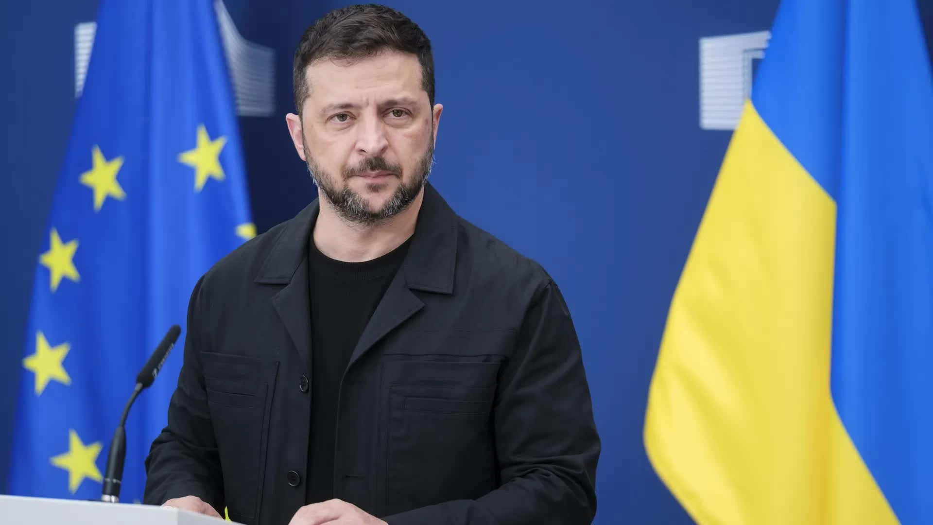 Tổng thống Ukraine Volodymyr Zelensky khẳng định, Kiev tiếp tục ưu tiên bảo vệ chủ quyền và toàn vẹn lãnh thổ, đồng thời cho rằng bất kỳ giải pháp hòa bình nào cũng phải dựa trên những bảo đảm an ninh đáng tin cậy. (Nguồn: Axios)