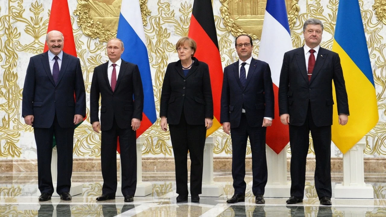 Lãnh đạo Belarus, Nga, Đức, Pháp và Ukraine tham dự lễ ký Thỏa thuận Minsk II tại Minsk (Belarus) tháng 2/2015, văn kiện từng được kỳ vọng chấm dứt giao tranh ở miền Đông Ukraine nhưng đến nay vẫn là tâm điểm tranh luận trong các đề xuất hòa bình mới. (Nguồn: The Moscow Times)