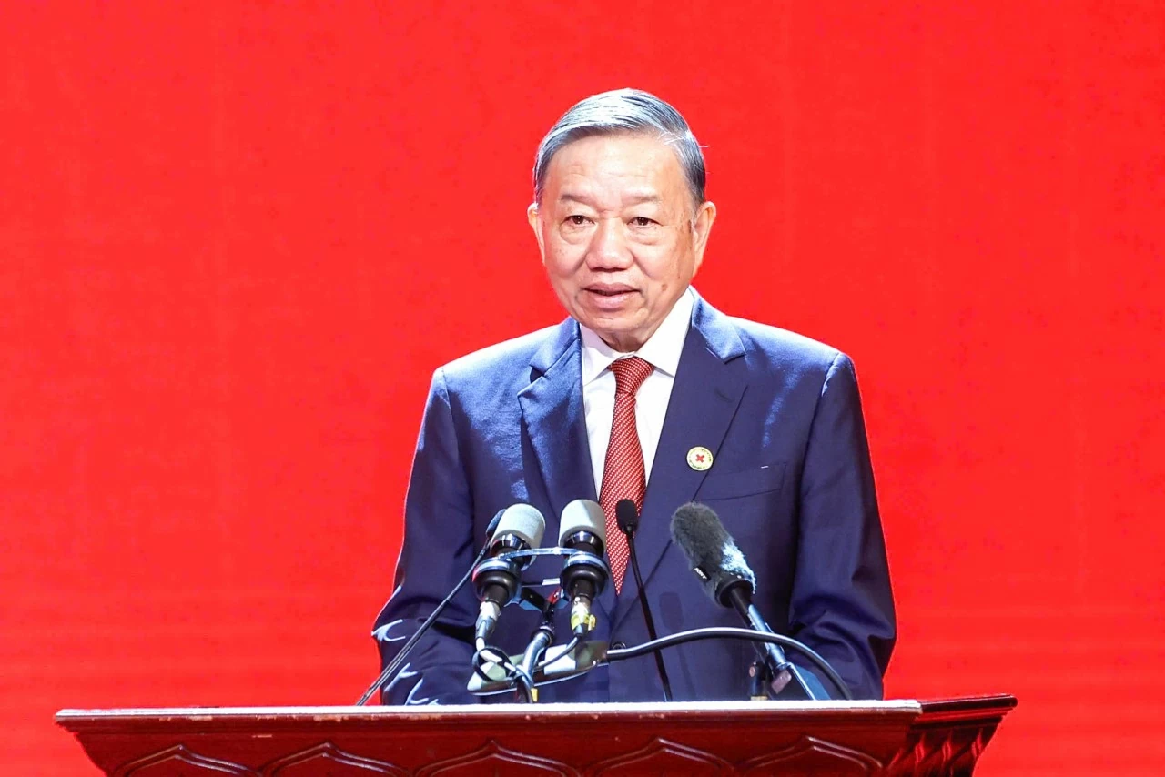 chuyển từ ứng phó bị động sang chủ động phòng ngừa; từ cứu trợ sau thiệt hại sang cảnh báo sớm, hành động sớm; từ trao tặng đơn thuần sang hỗ trợ sinh kế, phục hồi năng lực và mở ra cơ hội phát triển; từ các chương trình riêng lẻ sang một hệ sinh thái nhân đạo kết nối Nhà nước, xã hội, doanh nghiệp và người dân. Sự hỗ trợ tốt nhất không chỉ giúp người dân vượt qua khó khăn trước mắt, mà còn giúp họ tự vươn lên và ổn định cuộc sống lâu dài. (Nguồn: )