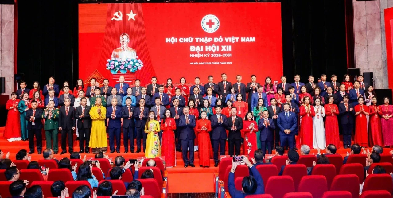 ãnh đạo Đảng, Nhà nước cùng đại diện các ban, bộ ngành, các tổ chức trong và ngoài nước chụp hình lưu niệm cùng Ban Chấp hành Trung ương Hội, nhiệm kỳ 2026-2031