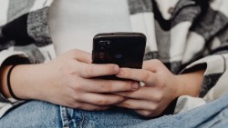 Bảo vệ trẻ em trước vòng xoáy của thuật toán mạng xã hội