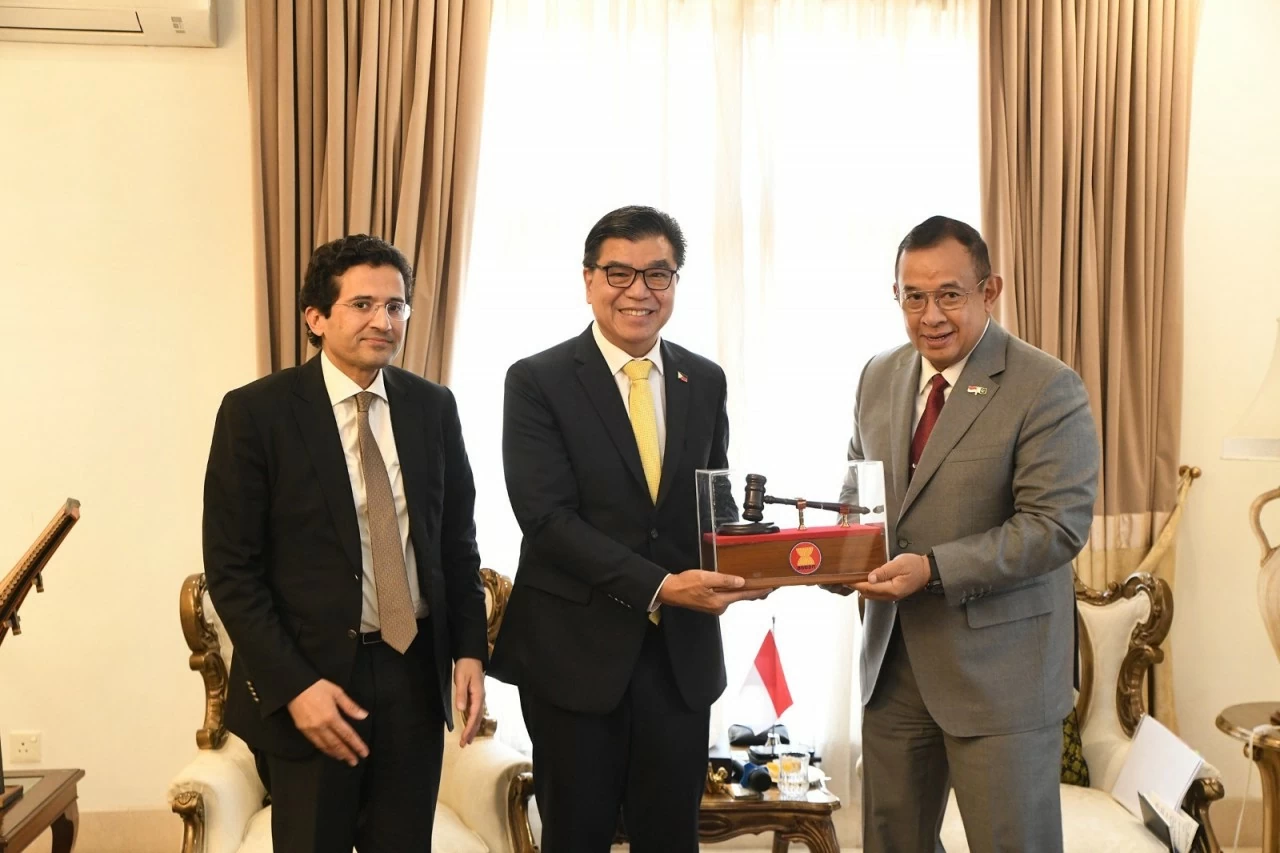 Lễ chuyển giao vai trò Chủ tịch luân phiên Ủy ban ASEAN tại Islamabad (ACI) giữa Đại sứ Indonesia và Đại sứ Philippines.