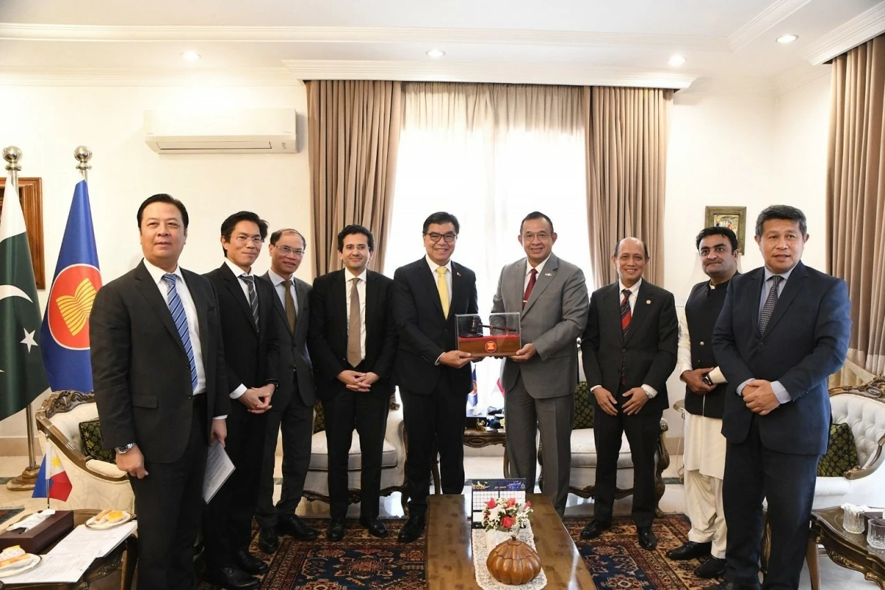 Toàn cảnh buổi làm việc giữa Bộ trưởng Dầu mỏ Pakistan Ali Pervaiz Malik và Đại sứ các nước ASEAN tại Pakistan trong khuôn khổ hoạt động của Ủy ban ASEAN tại Islamabad (ACI).