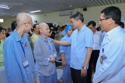 Thủ tướng trao quà của Tổng Bí thư, Chủ tịch nước Tô Lâm tặng các bệnh nhi ung thư