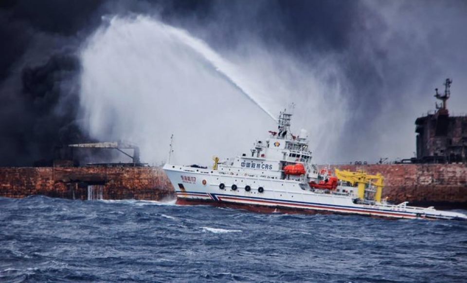 vu no moi tren tau cho dau iran can tro cong tac cuu ho