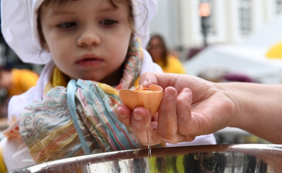 Lễ hội trứng tại Bỉ hút khách bất chấp bê bối trứng "bẩn" le hoi trung tai bi hut khach bat chap be boi trung ban