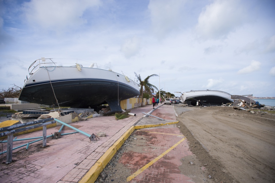 can canh nhung hau qua dau tien cua sieu bao irma