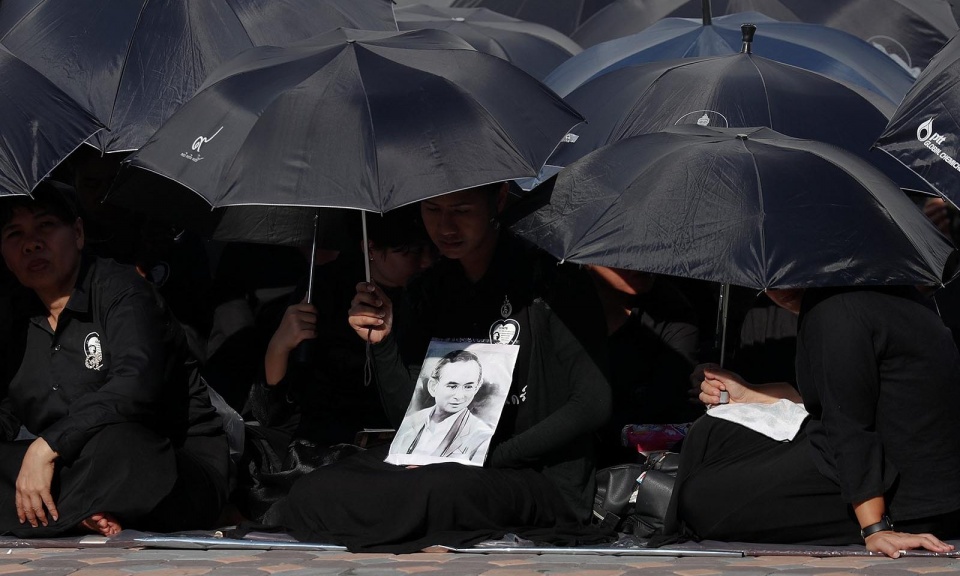 nhung hinh anh xuc dong tai le tang nha vua bhumibol adulyadej