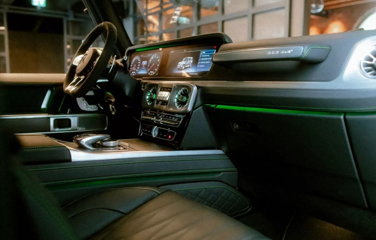 Khoang nội thất của Mercedes-AMG G63 4x4². (Ảnh: Carscoops)