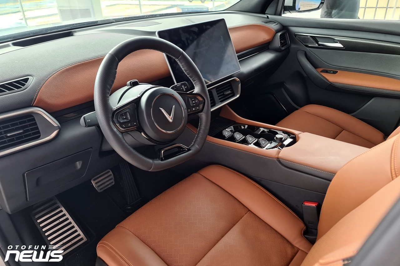 Cận cảnh VinFast VF8 tại Việt Nam, giá hơn 1 tỷ đồng