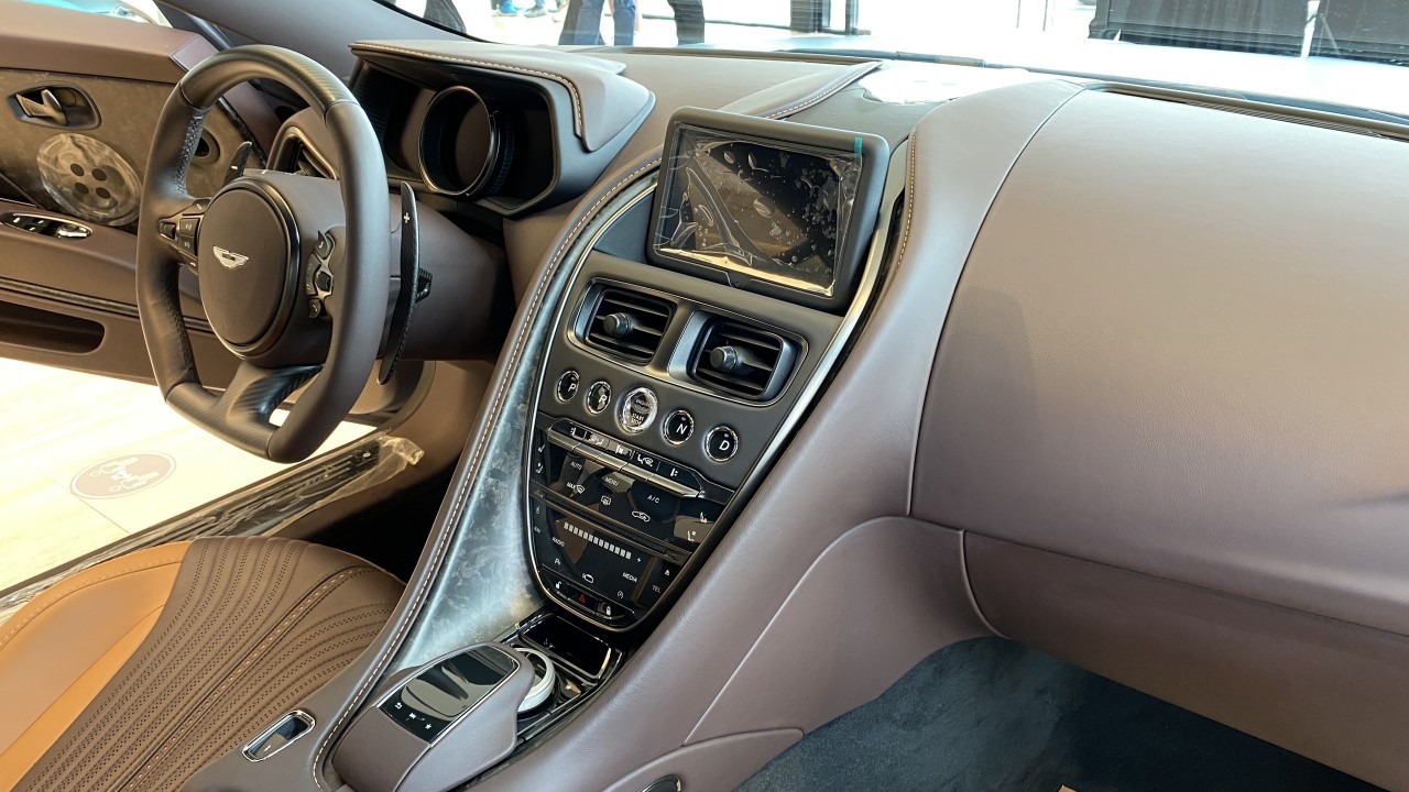 Cận cảnh siêu xe Aston Martin Vantage F1® Edition và DB11 V8 Coupe