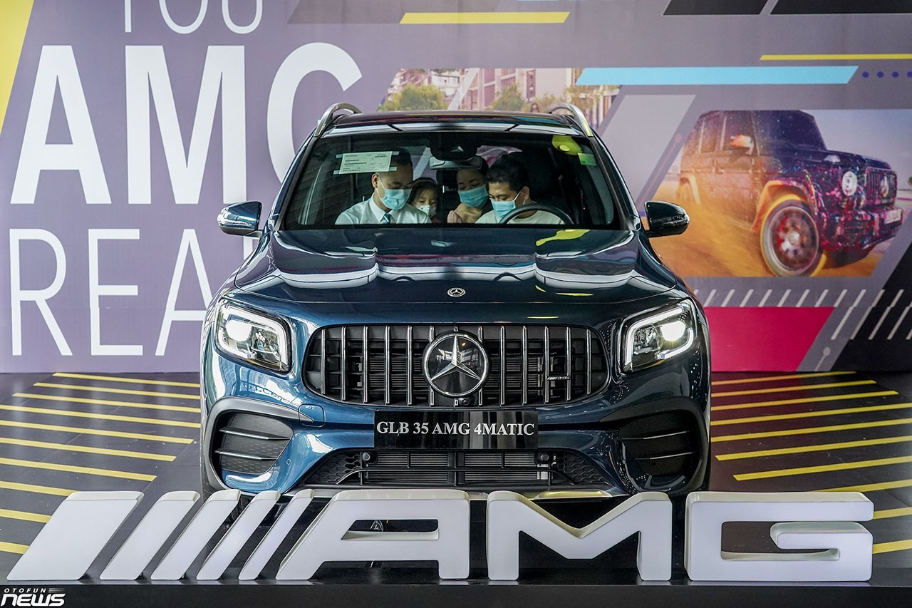 Khách hàng tại Hà Nội tỏ ra khá quan tâm đến chiếc Mercedes-AMG GLB 35 Khách hàng tại Hà Nội tỏ ra khá quan tâm đến chiếc Mercedes-AMG GLB 35
