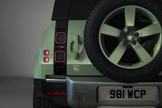 Cận cảnh Land Rover Defender phiên bản kỷ niệm 75 năm với màu sơn độc quyền
