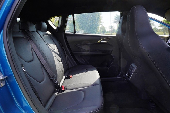 Ghế giả da, chỉnh cơ, thiết kế tựa đầu liền vào thân ghế. Ông David Gillet Lyon, Giám đốc Thiết kế VinFast, cho rằng hàng ghế sau của VinFast VF e34 cho khoảng trống ở đầu và khoảng cách từ đầu gối tới ghế trước cùng khoảng để chân thậm chí còn lớn hơn nhiều mẫu sedan hạng sang.