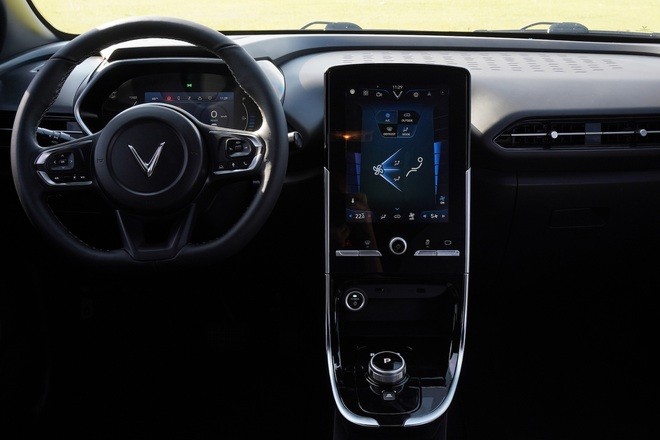 Vô-lăng được tạo hình thanh thoát, phía sau là màn hình đa thông tin cho người lái kích thước 7 inch. Trong khi đó, màn hình giải trí đặt dọc, kích thước lên đến 10 inch, hỗ trợ Apple CarPlay, Android Auto, kết nối Wi-Fi, Bluetooth, Radio. Tương tự dòng Lux trước kia, các thiết lập điều hòa của VF e34 cũng được thực hiện thông qua màn  hình cảm ứng.