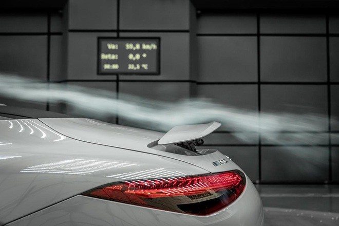 Cánh gió sau trên SL 2022 có khả năng tự động nâng hạ 5 vị trí theo tốc độ hoặc điều khiển thông qua nút bấm trong nội thất. (Ảnh: Carscoops)