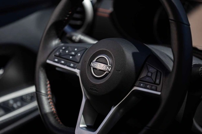 Phiên bản cao nhất SR có màn hình cảm ứng trung tâm lớn hơn - 8 inch thay vì 7 inch như trước, sưởi hàng ghế trước, khởi động xe từ xa, cổng phát Wifi, 6 loa (các bản khác chỉ có 4 loa)...