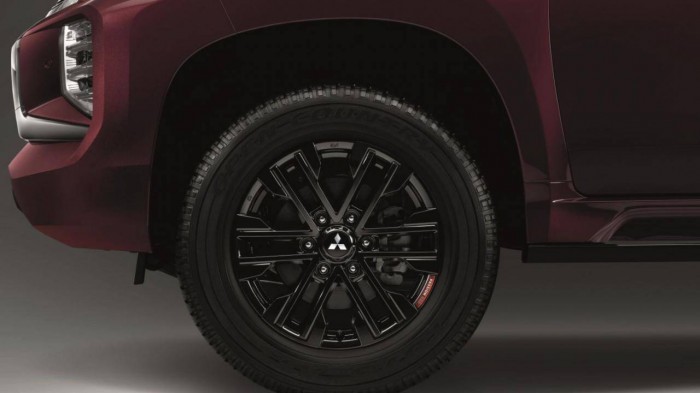 Mitsubishi Pajero Sport Specishi Edition được trang bị động cơ diesel MIVEC 2.4L đi kèm hộp số tự động 8 cấp.