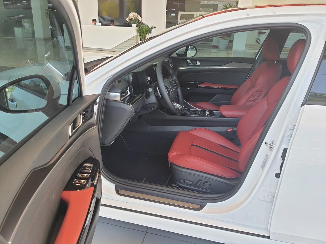 Cận cảnh Kia K5 GT-Line 2022 có mặt tại Việt Nam, giá hơn 1 tỷ đồng