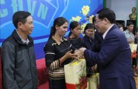 Phó Thủ tướng Vương Đình Huệ tặng quà Tết cho người lao động khó khăn tại Gia Lai
