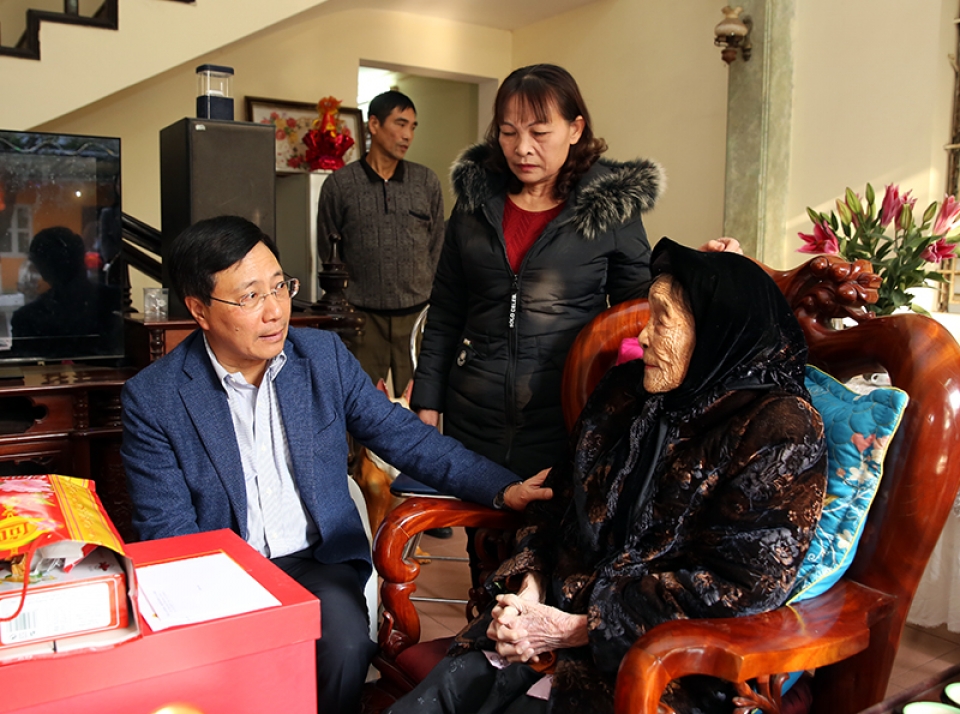 pho thu tuong pham binh minh tham tang qua tet gia dinh chinh sach nguoi lao dong tai nam dinh