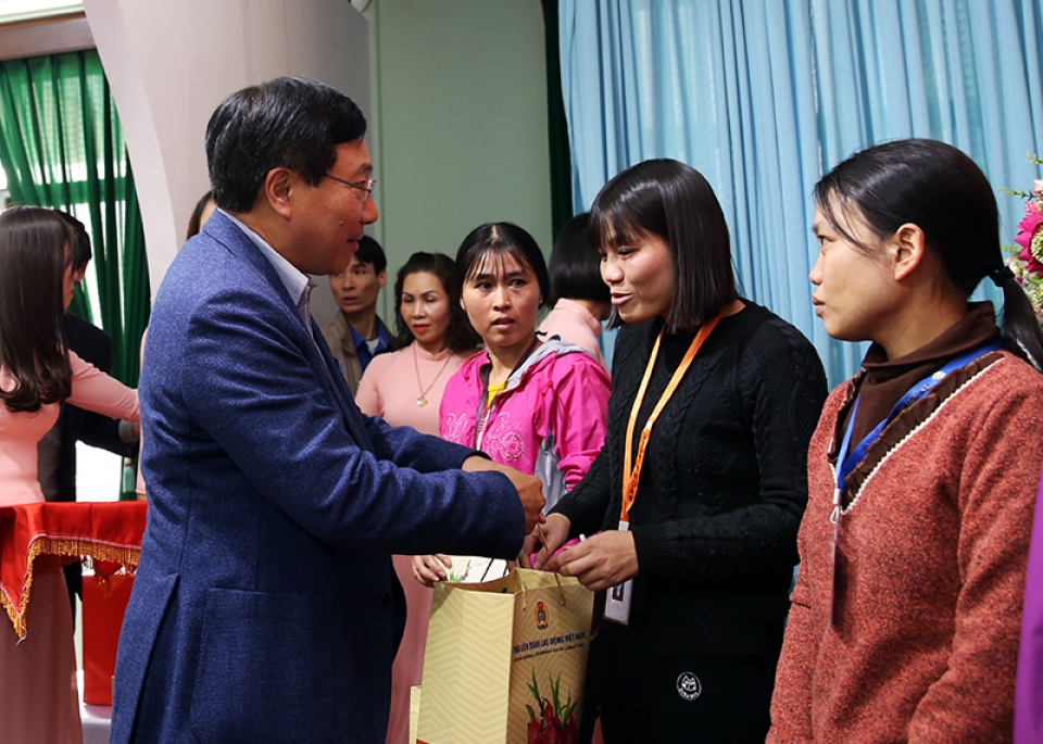 pho thu tuong pham binh minh tham tang qua tet gia dinh chinh sach nguoi lao dong tai nam dinh