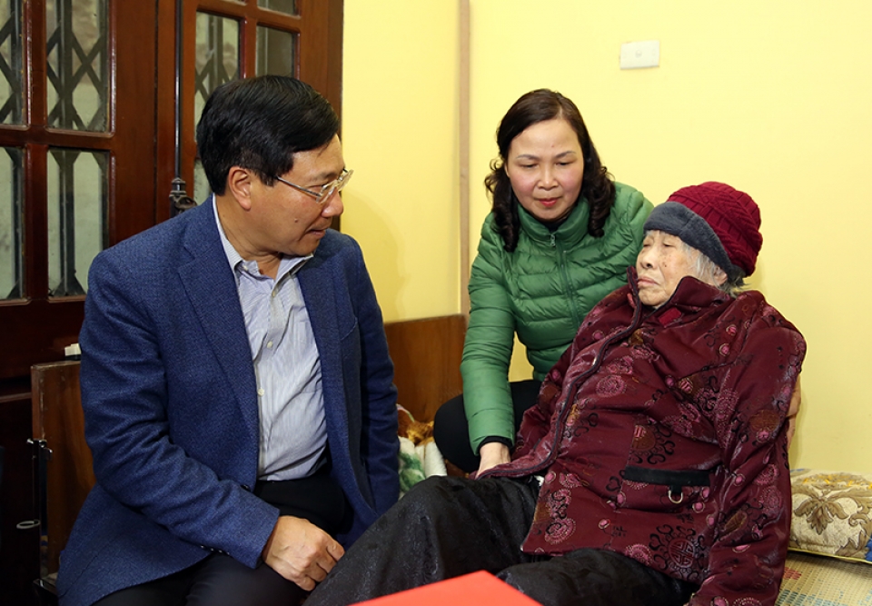 pho thu tuong pham binh minh tham tang qua tet gia dinh chinh sach nguoi lao dong tai nam dinh