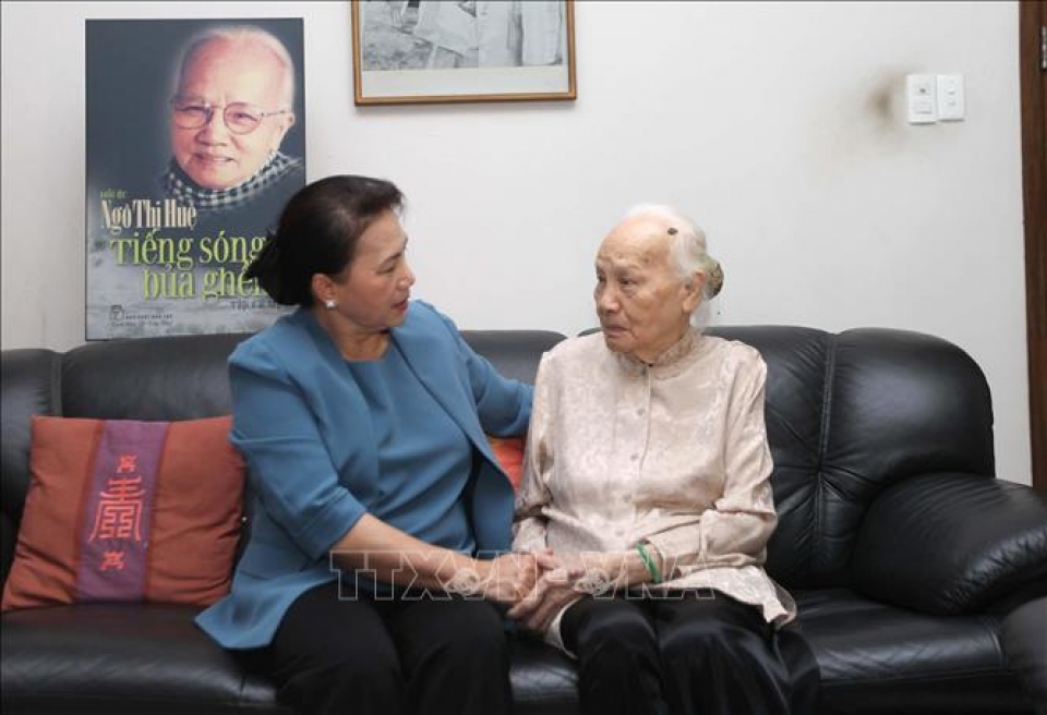 chu tich quoc hoi thap huong tuong niem nguyen lanh dao dang nha nuoc