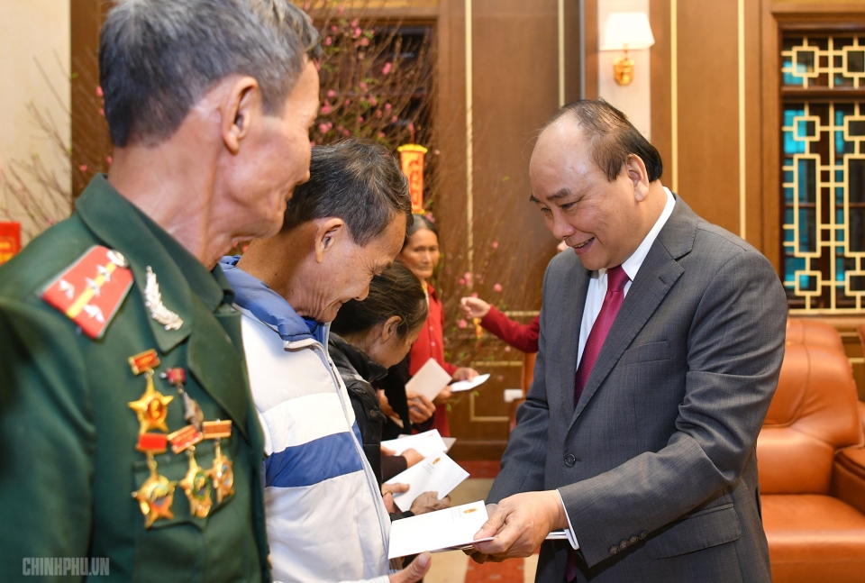 thu tuong tham chuc tet nguoi ngheo gia dinh chinh sach